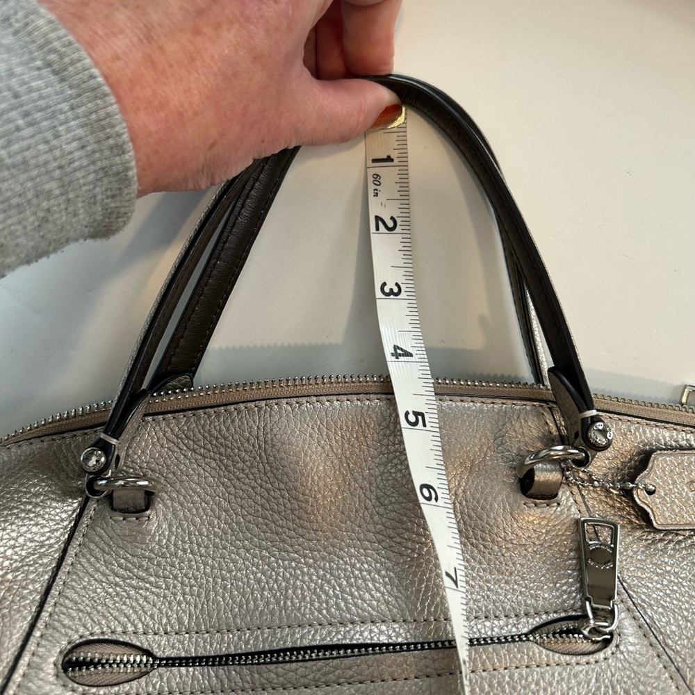 COACH PEBBLED LEATHER CLASSIC SHOULDER HANDBAG SILVER / CHAMPAGNE TONE - Picture 12 of 16